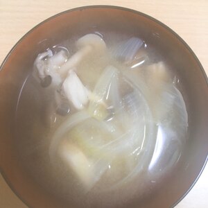 キャベツしめじ玉ネギ味噌汁